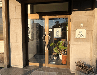 外観（看板が目印！）